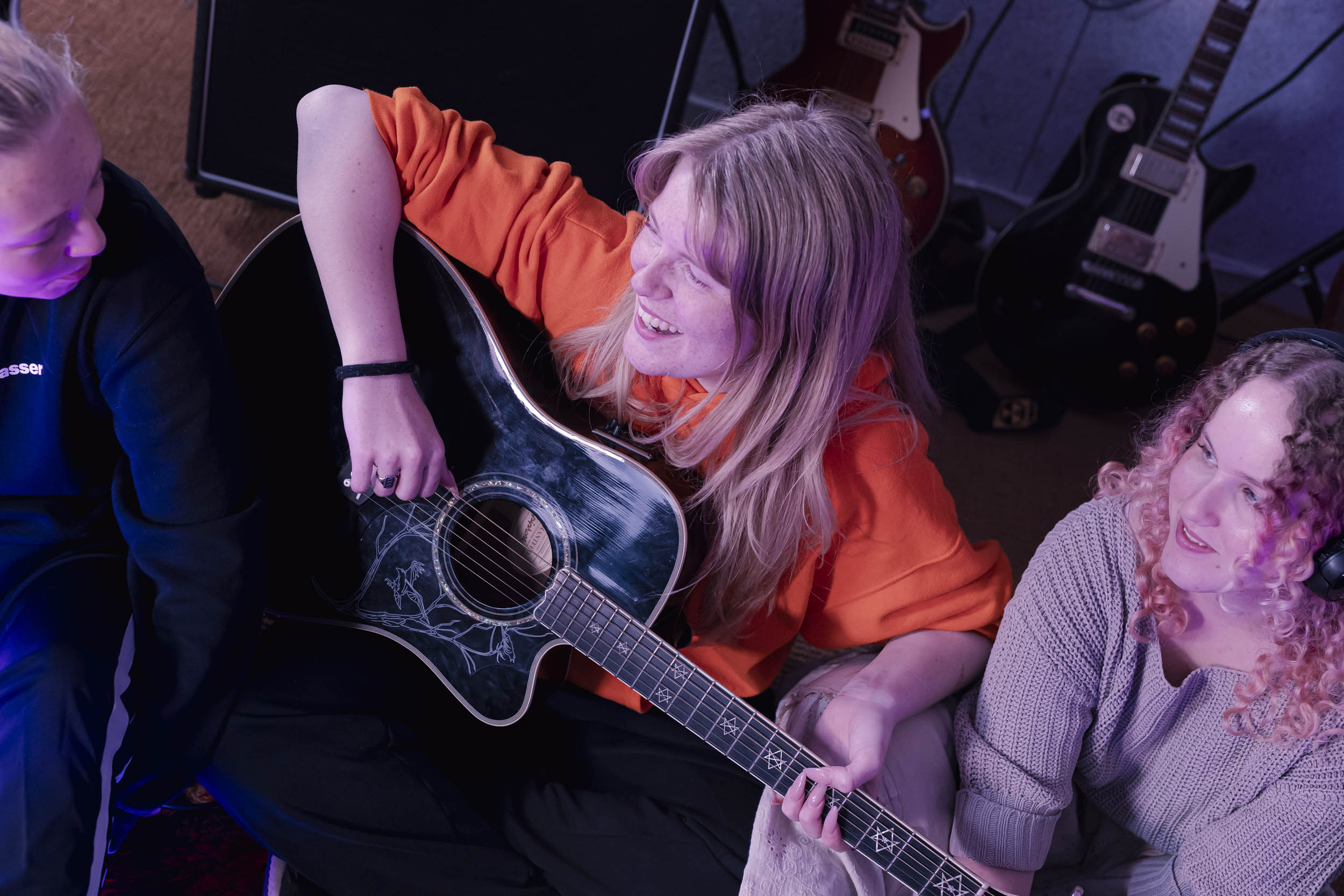 En af vores elever spiller guiter