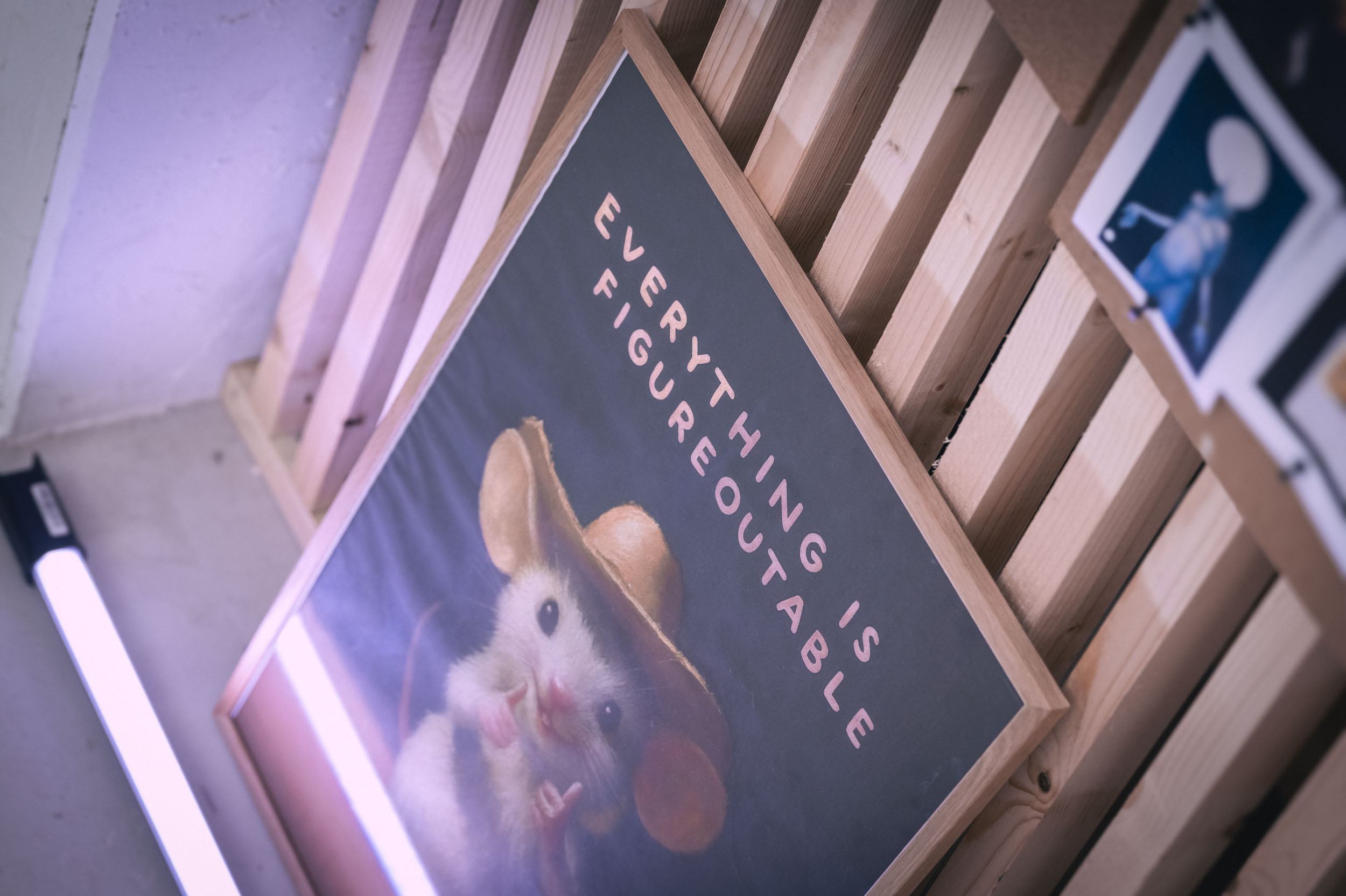 Plakat med teksten "Everything is figure-out-able" og illustration af en mus i træramme